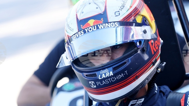 Никола Цолов направи отличен дебют във Формула 2, но инцидент в последната обиколка го извади от призовите места