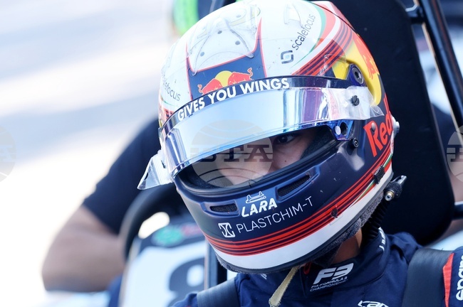 Никола Цолов направи отличен дебют във Формула 2, но инцидент в последната обиколка го извади от призовите места