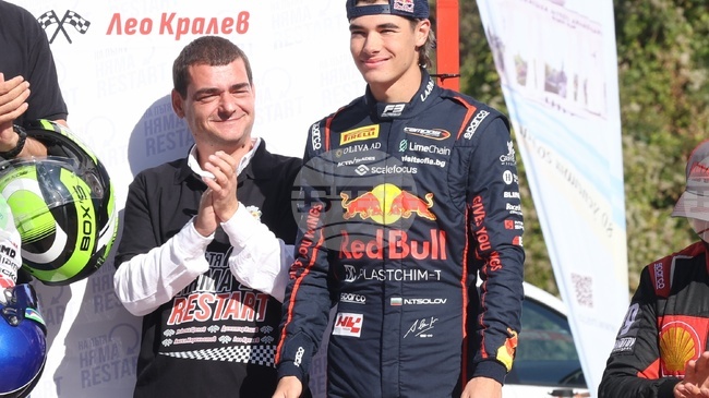 Никола Цолов ликува с историческа първа победа във Формула 2