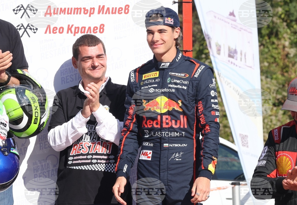 Никола Цолов ликува с историческа първа победа във Формула 2