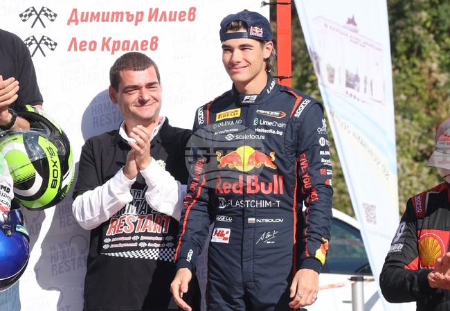 Никола Цолов ликува с историческа първа победа във Формула 2