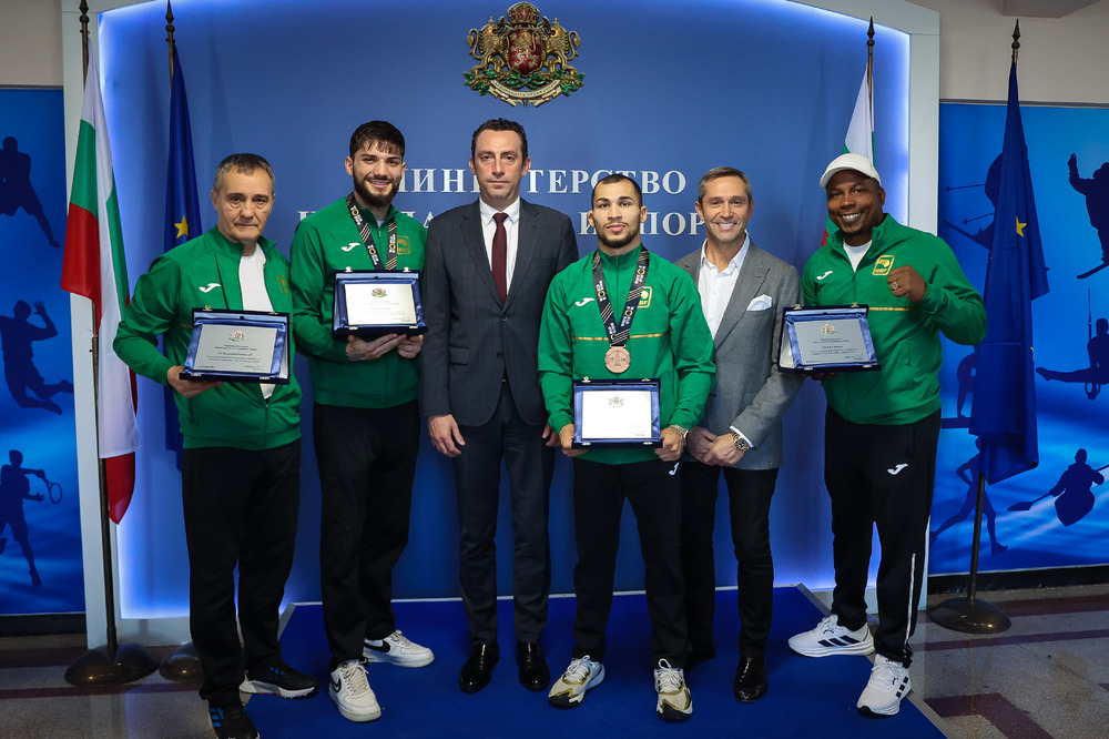 Министърът на младежта и спорта Иван Пешев награди Рами Киуан и Радослав Росенов за успехите им на световното първенство по бокс