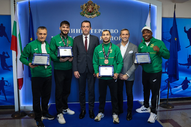 Minister of Youth and Sports Ivan Peshev Awards Rami Kiwan and Radoslav Rosenov for Success at World Boxing Championships
