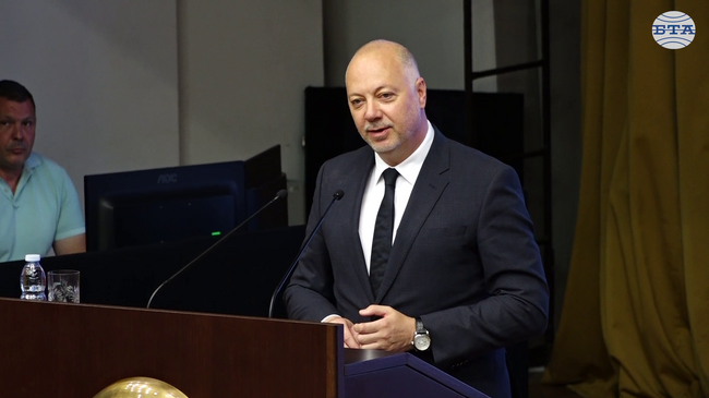 Правителството се вслушва във всяка критика, защото за нас е важен политическият прагматизъм, а той означава политическа стабилност, заяви премиерът Желязков