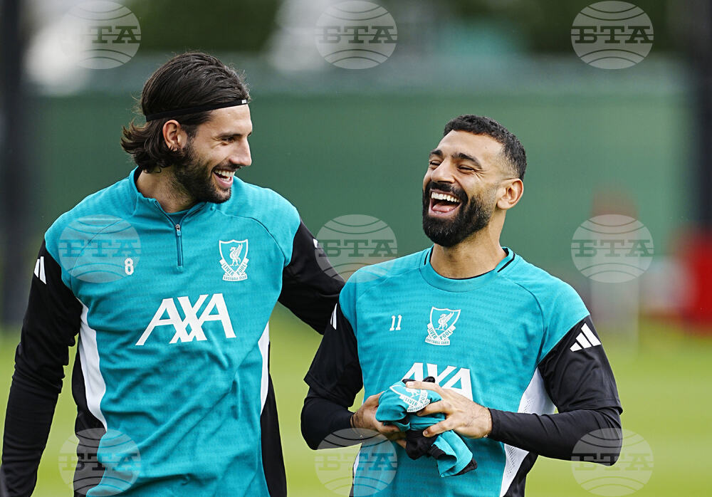 Футболистите на Ливърпул не могат и не искат да влияят на мнението на Мохамед Салах, заяви халфът Доминик Собослай