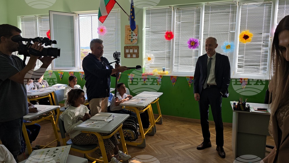 Най-голямата обществена загуба е отпадането на дете от образователната система, каза министър Красимир Вълчев
