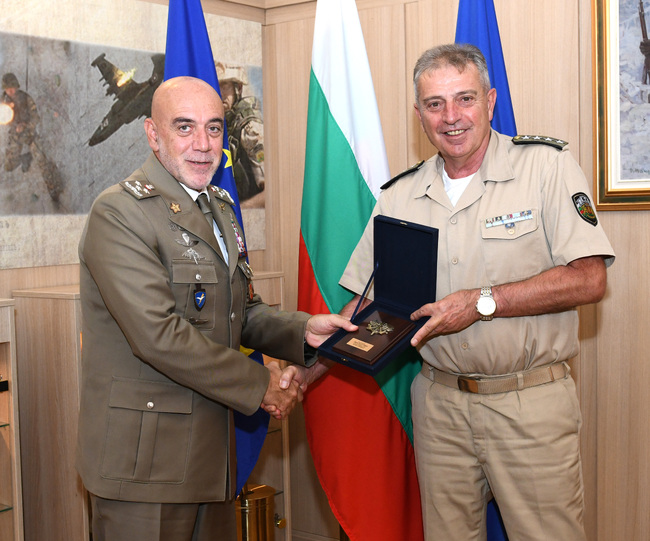 Bulgarian Chief of Defence Meets with Italian Army's Chief of Staff in Sofia