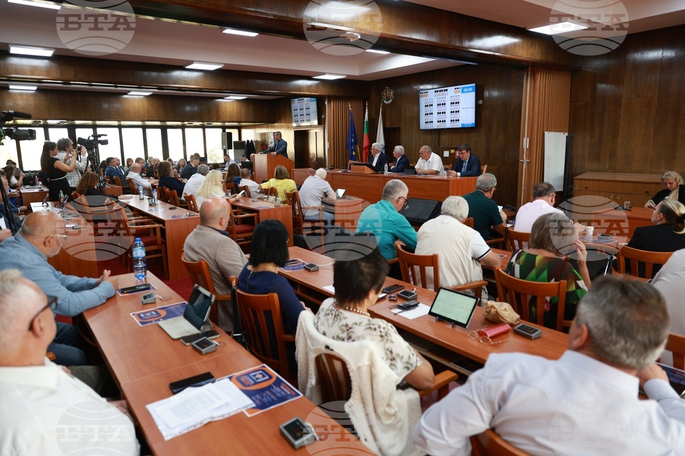 Общинските съветници в Русе ще решават днес дали да бъдат отпуснати 100 000 лева на футболен клуб "Дунав" от общинския бюджет