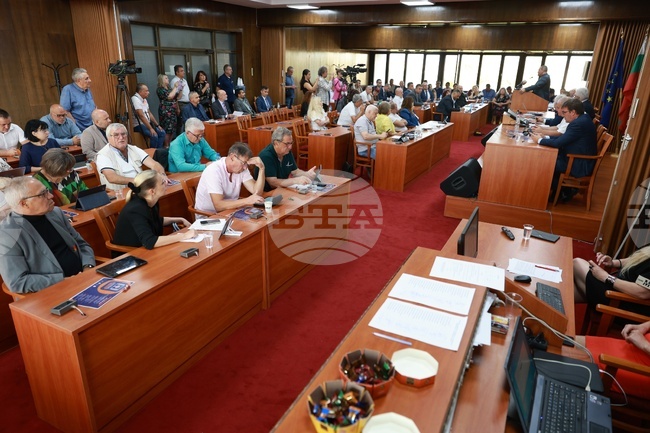 Община Русе да отпусне 10 000 лева за паметник в Румъния и да гласува против смяната на управителя на ВиК са сред решенията на Общинския съвет