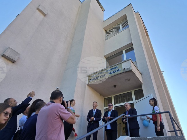 Министърът на образованието и науката Красимир Вълчев откри STEM център и дигитална библиотека в Спортно училище „Димитър Рохов“ в Сливен