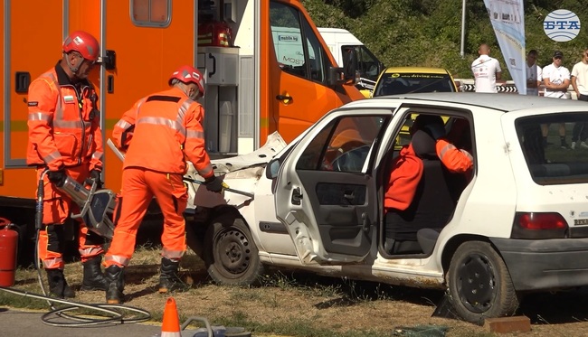 Екип за аварийна помощ и превенция към Столична община демонстрира как се помага на пострадал при пътно произшествие