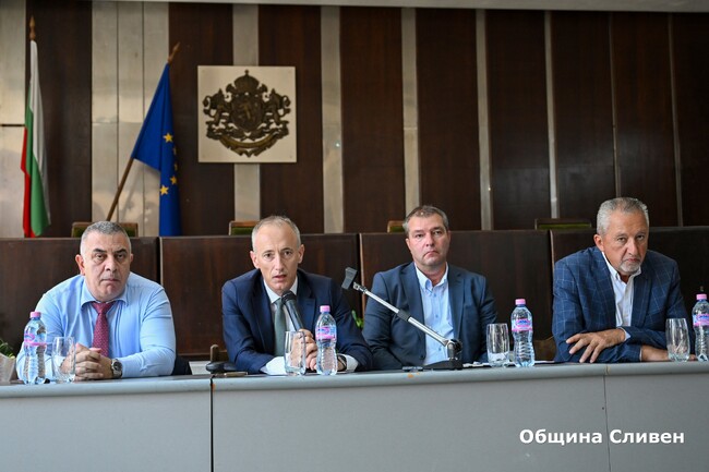 Община Сливен: Образователният министър, местната власт и директори на училища обсъдиха важни за образованието теми