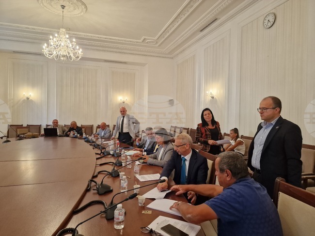 До пет години затвор за притежаване на райски газ, освен за хранителната промишленост, за земеделски и медицински цели, прие парламентарна комисия