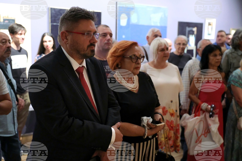 Изложба - "Картина извън картината"