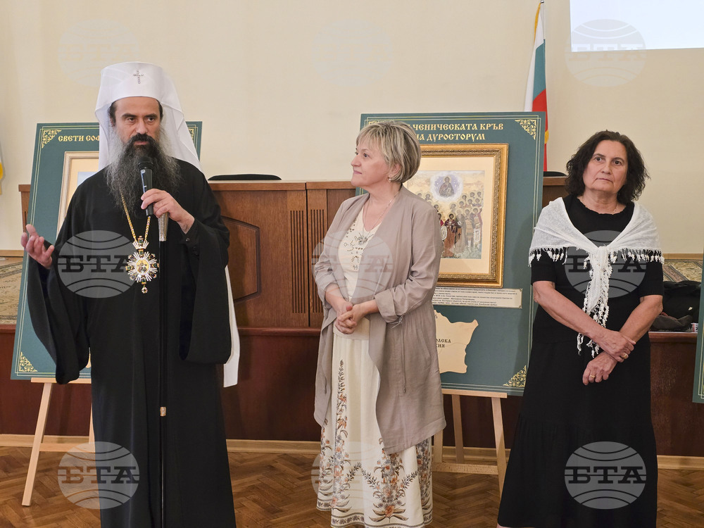 Антония Мировалиева-Божанина представи изложбата „Молитва за България“ в Софийската света митрополия