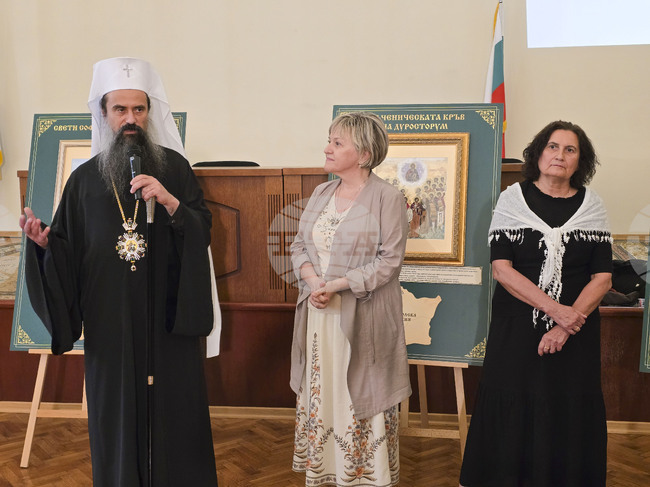 Антония Мировалиева-Божанина представи изложбата „Молитва за България“ в Софийската света митрополия