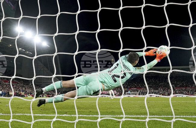 Исландският футболен национал Хакон Валдимарсон подписа нов договор с Брентфорд