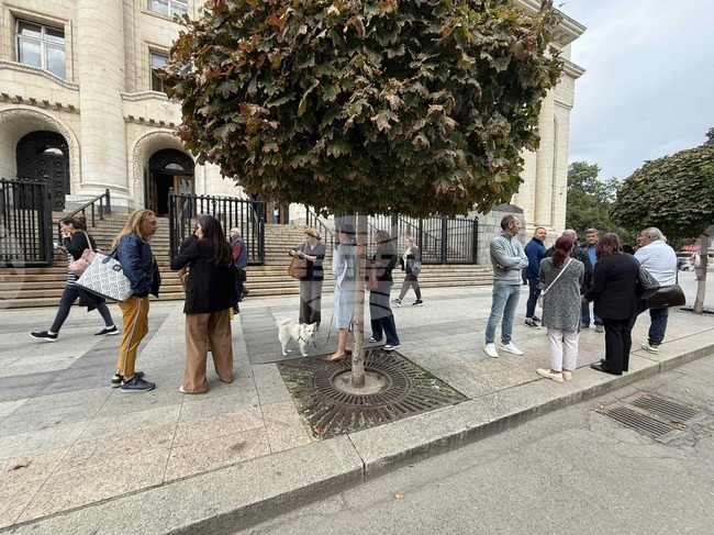 Близки на загинали при катастрофи се събраха на протест пред Съдебната палата в столицата