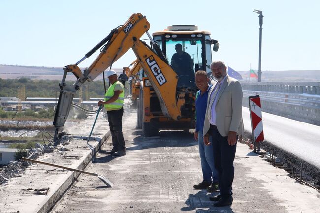 ОА Русе: Близо четвърт милион леки коли и камиони са преминали през Дунав мост при Русе – Гюргево само за месец и то само в едната посока