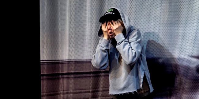 Белгийската актриса Роми Луиз Лауърс рисува вътрешния свят на един съвременен отшелник