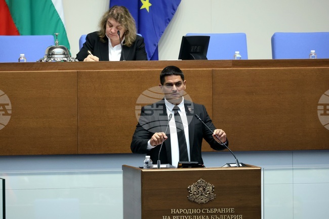 Вотът на недоверие към правителството е основан на провала във вътрешен ред и сигурност и правосъдие, каза Радостин Василев и представи мотивите