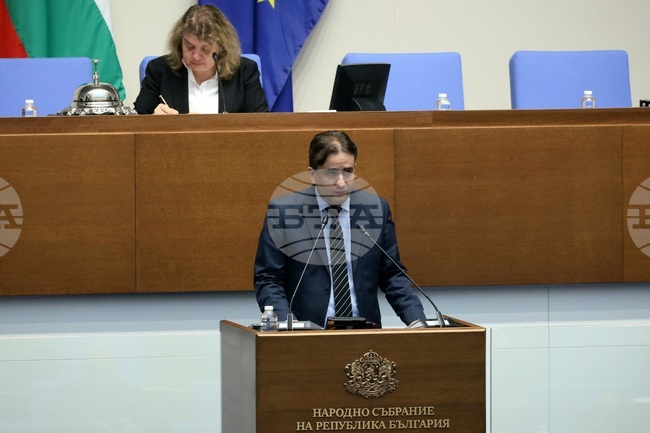 Компромис със завладяната държава не може да има, алтернатива има, каза Божидар Божанов при представянето на част от мотивите за вота на недоверие