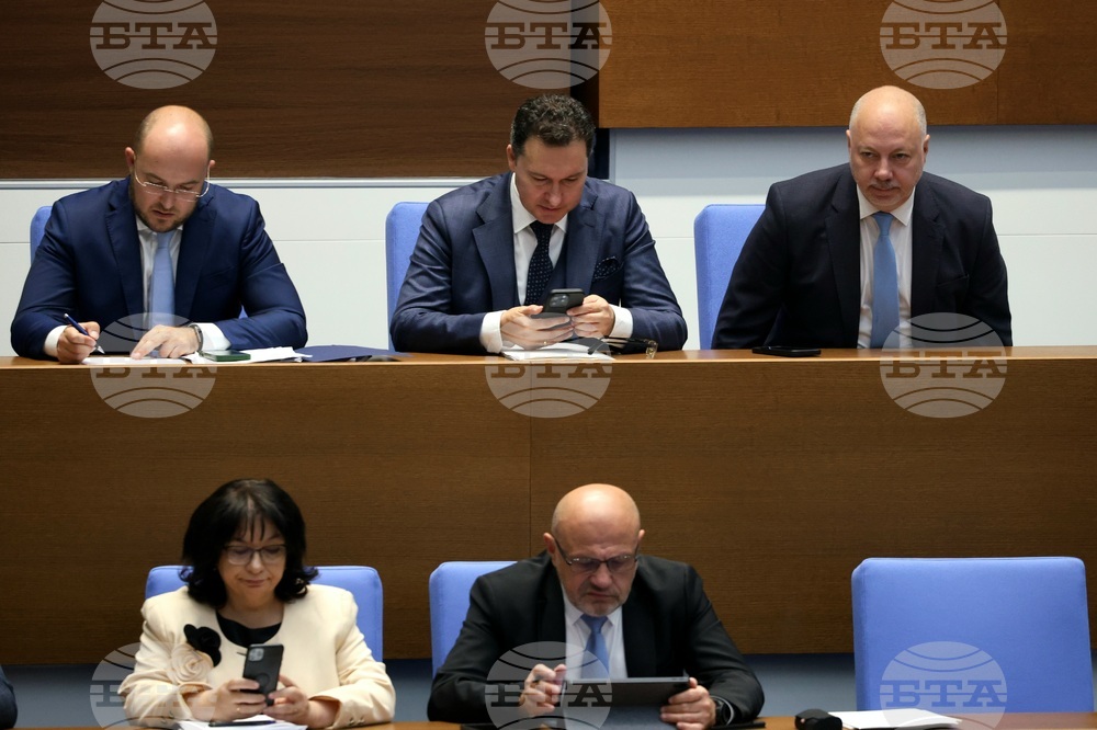 Управляващите смятат, че вотът на недоверие е за цялостната политика на кабинета, а опозицията обяви, че за първи път е обединена