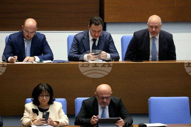 Управляващите смятат, че вотът на недоверие е за цялостната политика на кабинета, а опозицията обяви, че за първи път е обединена