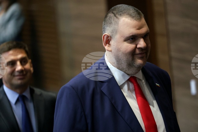 Следва правителството и парламентът да работят, каза Делян Пеевски след неуспешния вот на недоверие