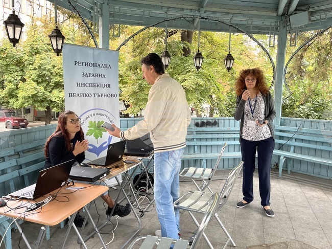 Жители на Свищов научиха за предимствата на електронното здравно досие и преминаха през пункт за безплатни изследвания