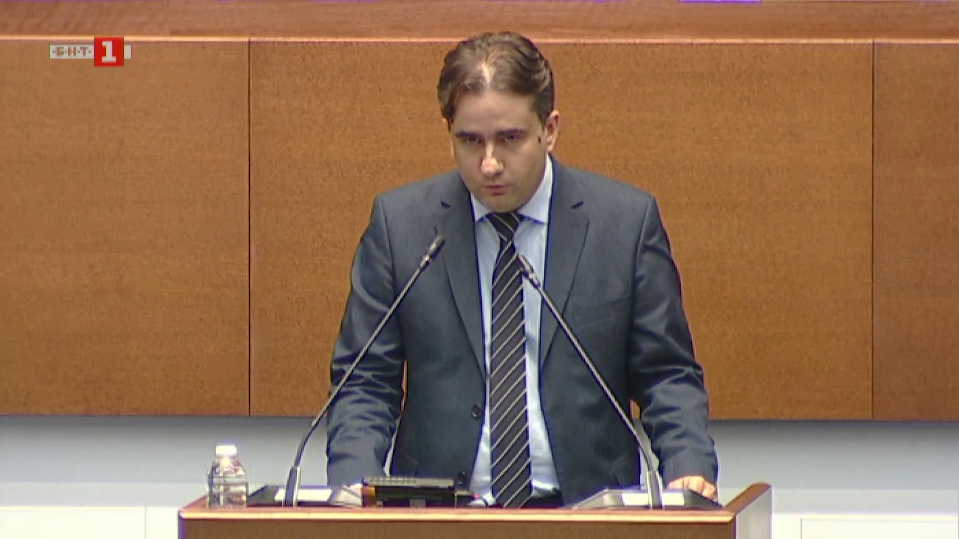 Компромис със завладяната държава не може да има, алтернатива има, каза Божидар Божанов при представянето на част от мотивите за вота на недоверие