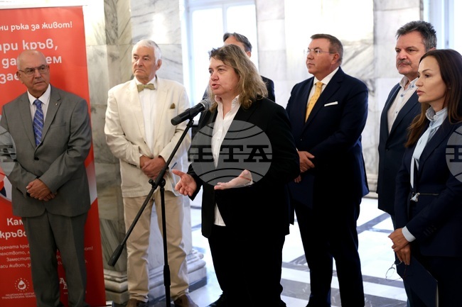 Народни представители се включиха в кръводарителска акция в парламента под патронажа на председателя на Народното събрание 