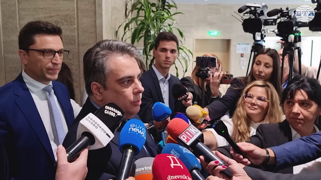 Дефицитът може да достигне 8%, ако не падне правителството, смята Асен Василев