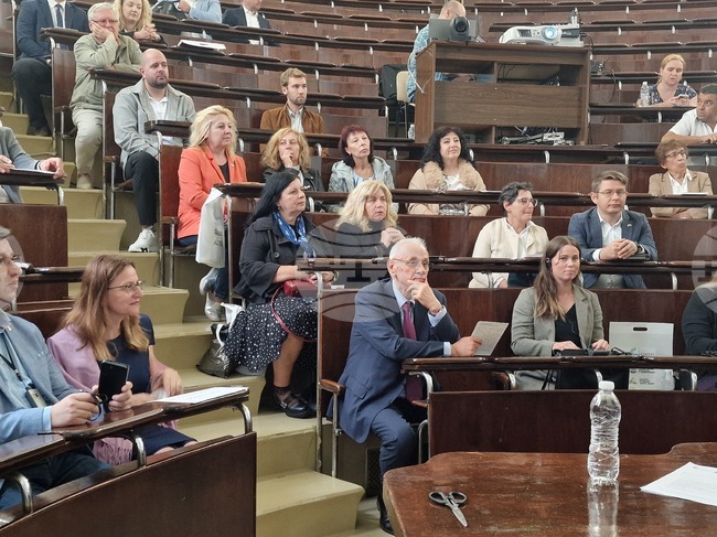 С около 15% намалява употребата на антибиотици, но продължава масовото изписване на широкоспектърни, каза доц. Иван Иванов