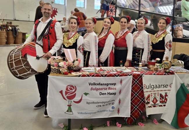 Клубът за народни танци „Българска роза” от Хага се изяви на фестивал в Лаак