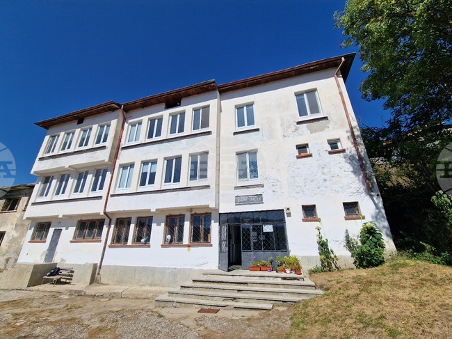 Община Доспат е единствената в област Смолян, в която всяко населено място има училище