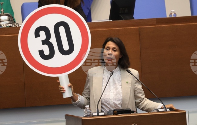 ПП-ДБ връчи символично на кабинета медал под формата на пътен знак за ограничение на скоростта заради случая с директора на полицията в Русе 