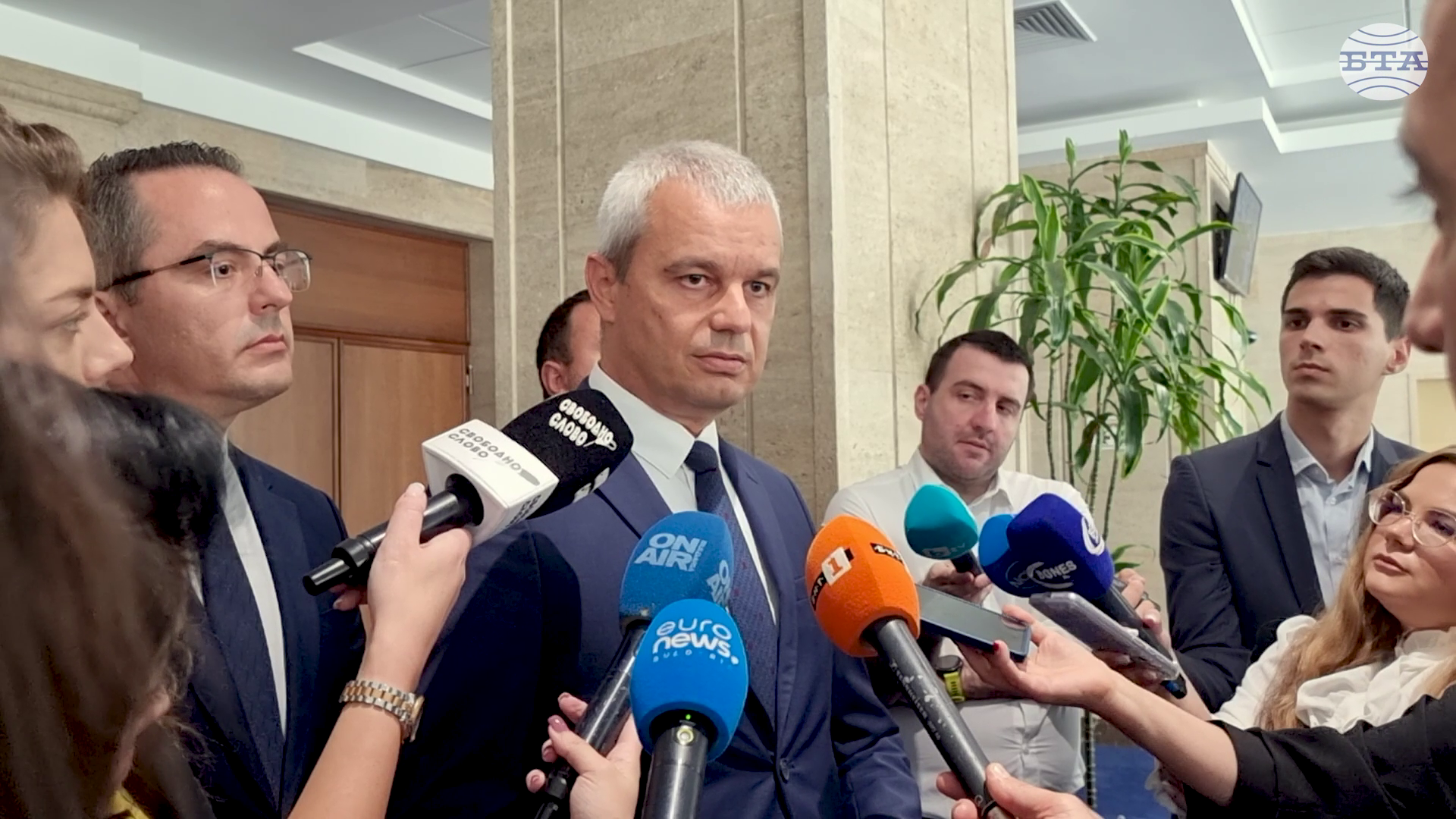 Очаквах по-сериозно отношение от вносителите на вота на недоверие, каза лидерът на „Възраждане“ Костадин Костадинов