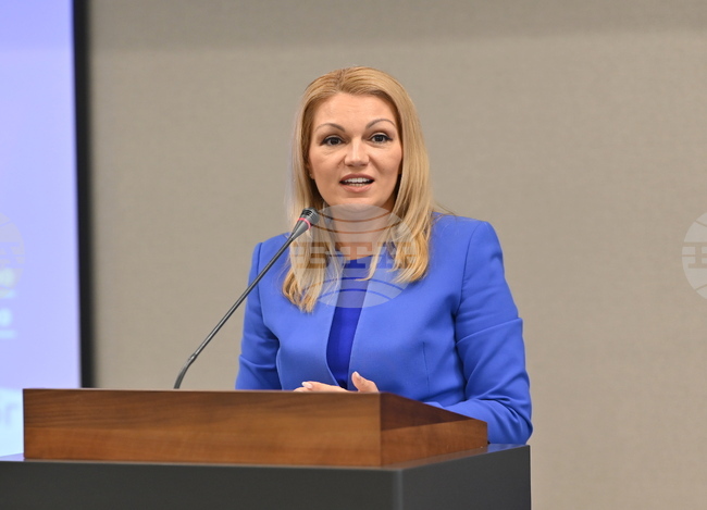 Преминаването към еврото е възможност да повишим конкурентноспособността на българското земеделие, заяви на информационна среща в Монтана зам.-министър Лозана Василева