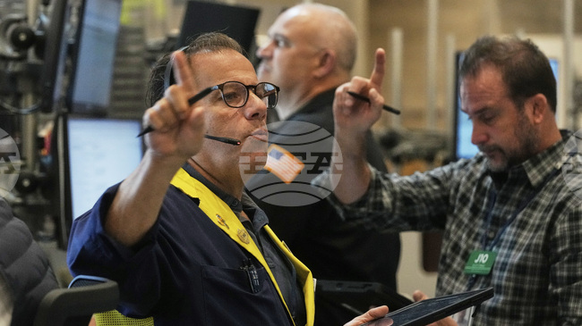 Индексите на Уолстрийт се повишиха в началото на търговията на фона на поскъпване на акциите на "Епъл" и "Амазон"