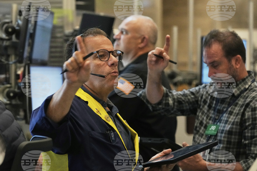 Индексите на Уолстрийт се повишиха в началото на търговията на фона на поскъпване на акциите на "Епъл" и "Амазон"