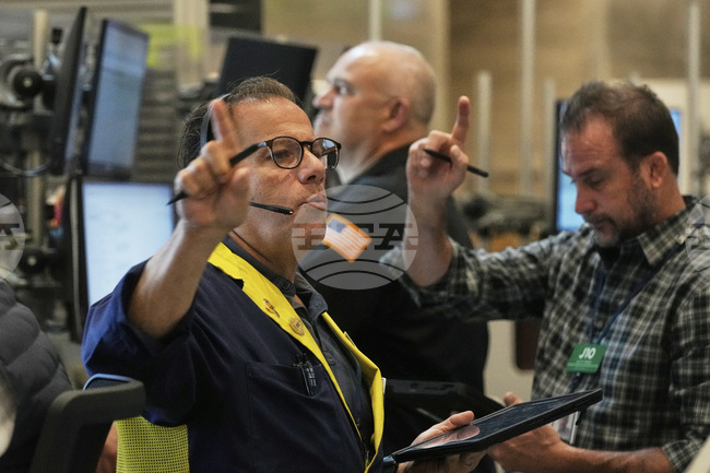 Индексите на Уолстрийт се повишиха в началото на търговията на фона на поскъпване на акциите на "Епъл" и "Амазон"