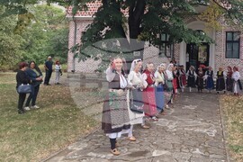Търговище - фолклорен клуб „Омая“ - изложба „ПЪТЯТ към хорáта и хòрата“