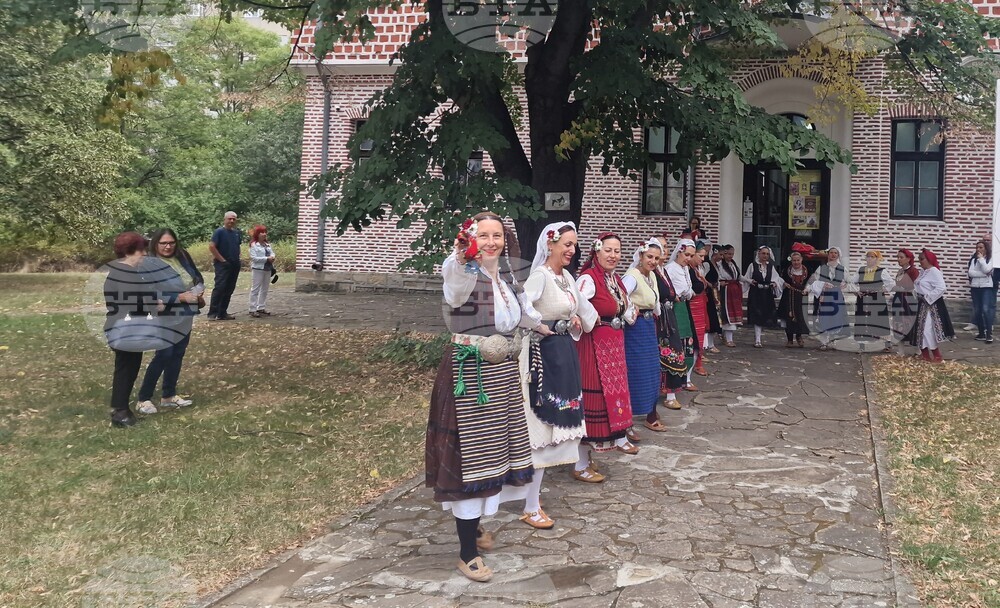 Изложбата „ПЪТЯТ към хорáта и хòрата“ отбелязва петата годишнина на фолклорен клуб "Омая" в Търговище
