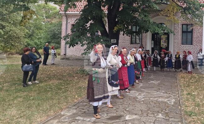 Изложбата „ПЪТЯТ към хорáта и хòрата“ отбелязва петата годишнина на фолклорен клуб "Омая" в Търговище