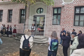 Търговище - фолклорен клуб „Омая“ - изложба „ПЪТЯТ към хорáта и хòрата“