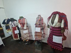 Търговище - фолклорен клуб „Омая“ - изложба „ПЪТЯТ към хорáта и хòрата“