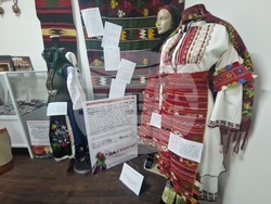 Търговище - фолклорен клуб „Омая“ - изложба „ПЪТЯТ към хорáта и хòрата“