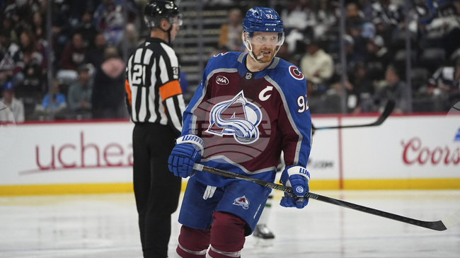 Капитанът на Колорадо Аваланш Габриел Ландеског няма да играе няколко седмици заради травма