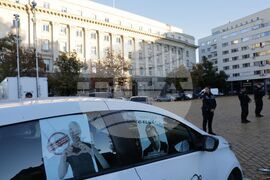 Народно събрание - служебен паркинг - блокирани входове